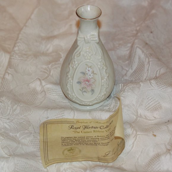 Vintage Royal Heritage Collection Cameo Ribbon Vase & Original Paperwork - Picture 1 of 4
